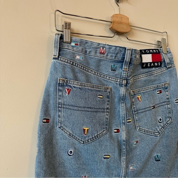 TOMMY Hilfiger-90’s Inspired Logo/Spell Out Back Tag Raw Hem Skirt (Size:26) - Picture 8 of 10